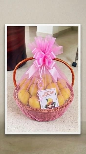 Signature Basket — Premium fruit, cashew and freeze-dried Alphonso, premium finish.